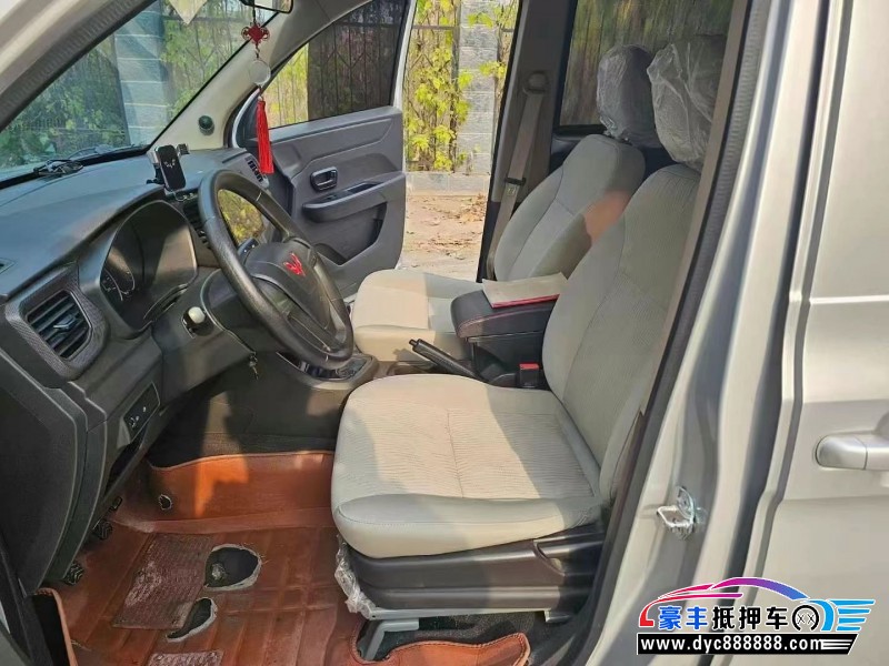 22年五菱汽车五菱荣光V轿车抵押车出售