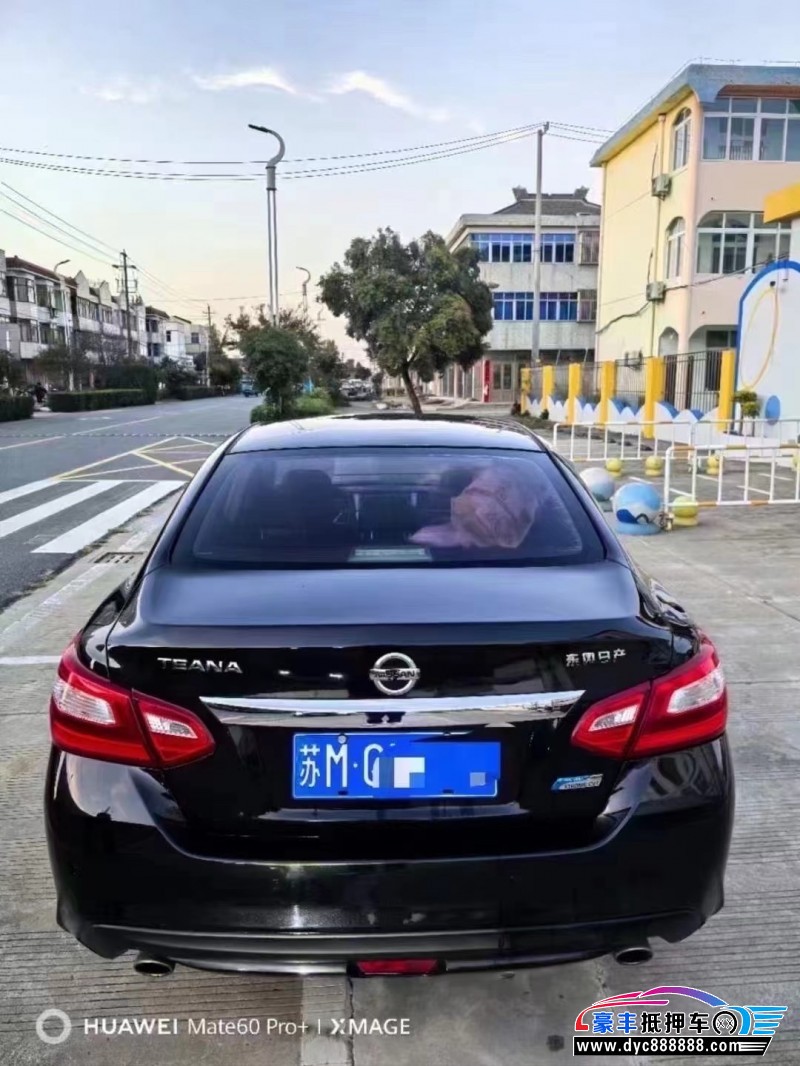 17年日产天籁轿车抵押车出售