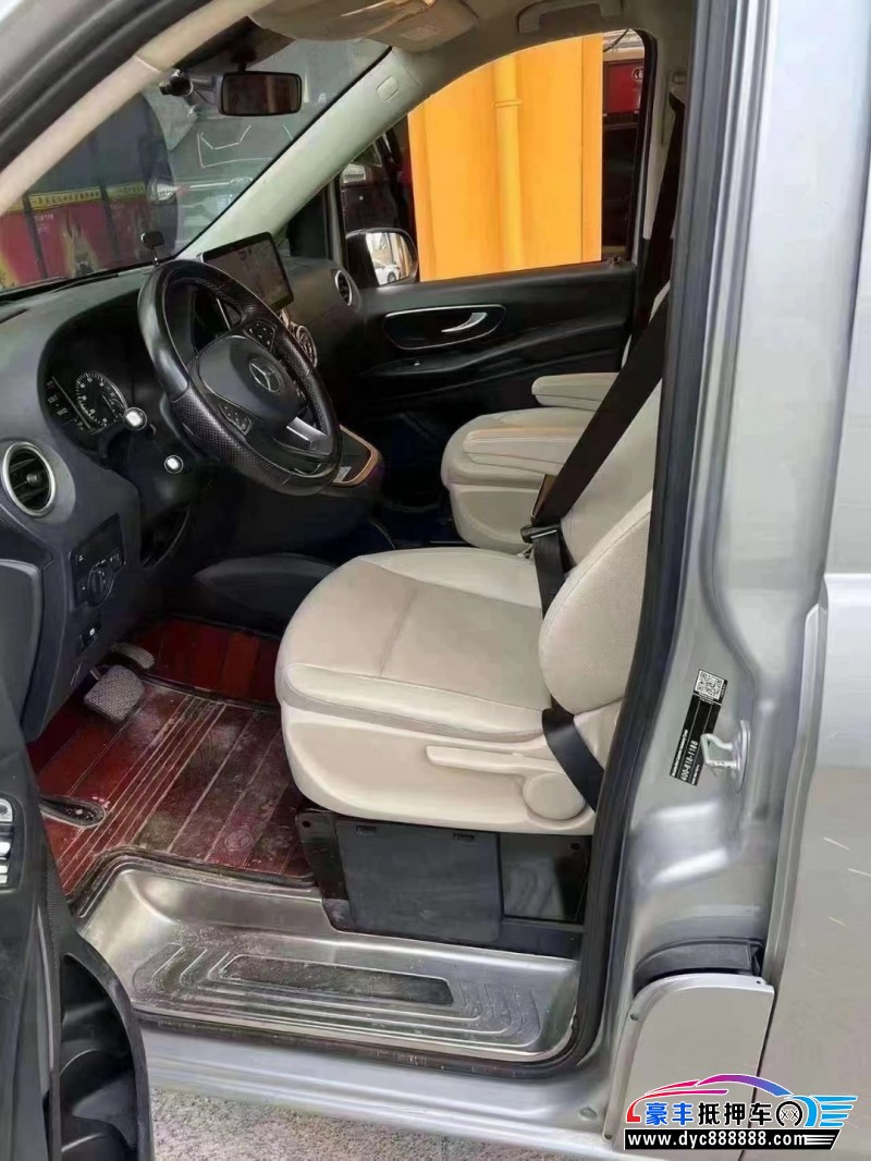 18年奔驰威霆轿车抵押车出售