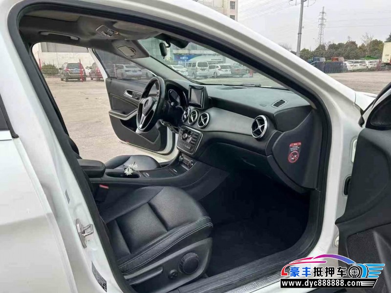 15年奔驰GLA轿车抵押车出售