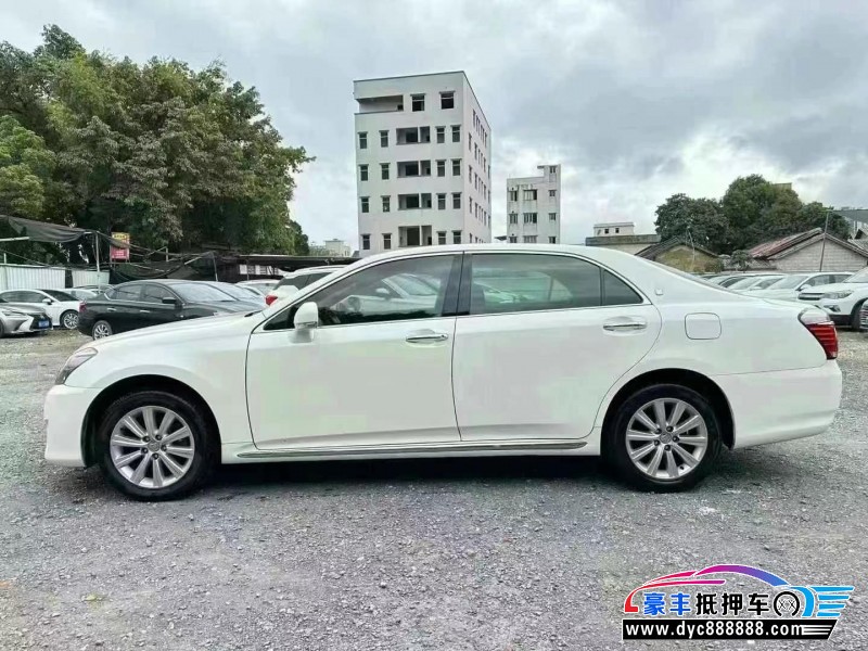 14年丰田皇冠轿车抵押车出售