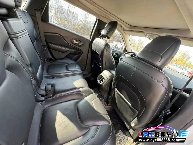 16年Jeep自由光轿车抵押车出售