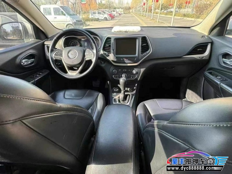 16年Jeep自由光轿车抵押车出售