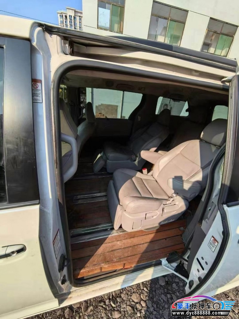 18年丰田塞纳轿车抵押车出售