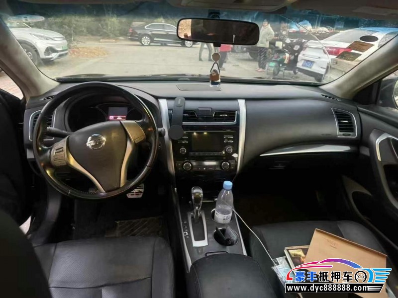 13年日产天籁轿车抵押车出售