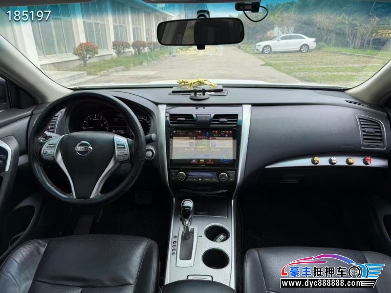 17年日产天籁轿车抵押车出售