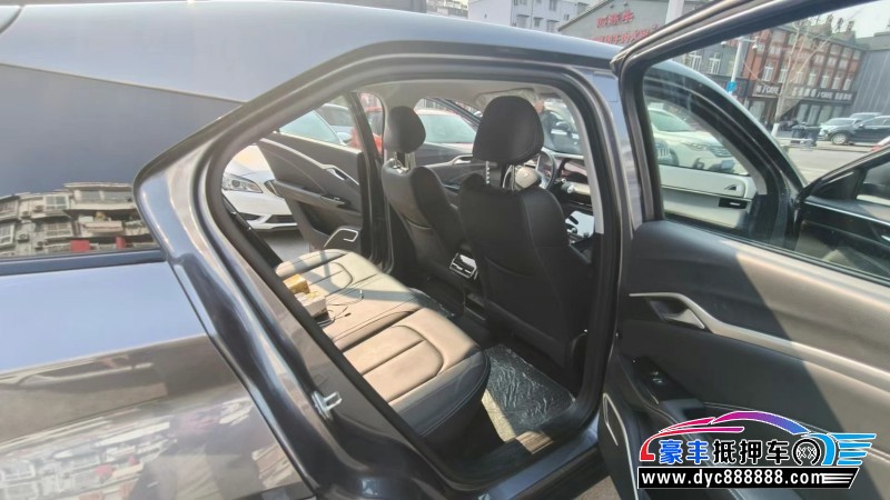 24年哪吒U轿车抵押车出售