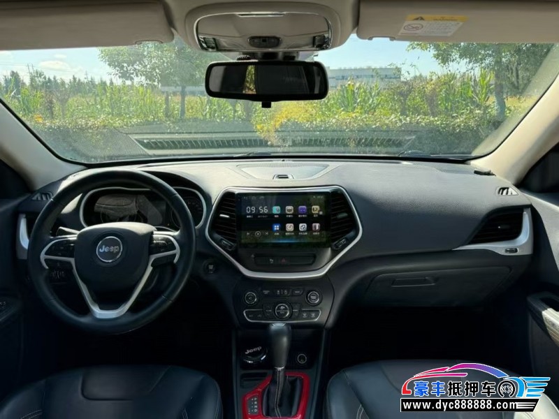 18年Jeep自由光轿车抵押车出售