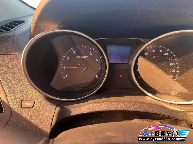 17年现代ix35轿车抵押车出售