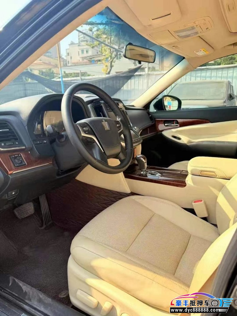 15年丰田皇冠轿车抵押车出售