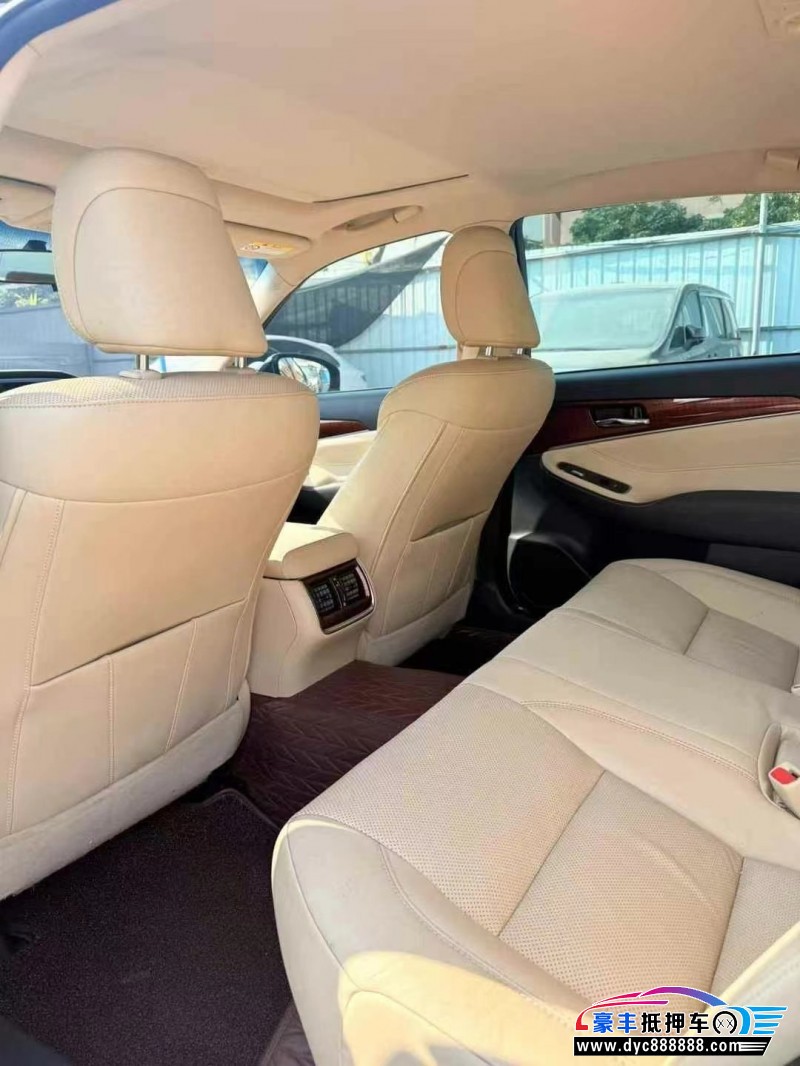 15年丰田皇冠轿车抵押车出售