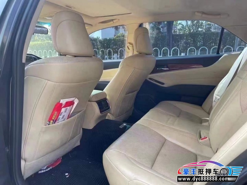 16年丰田皇冠轿车抵押车出售