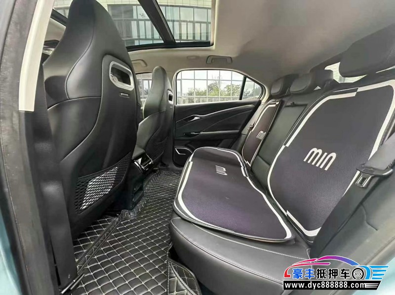 22年哪吒U轿车抵押车出售