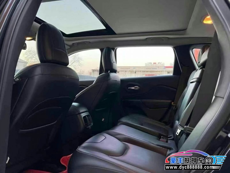 17年Jeep自由光轿车抵押车出售