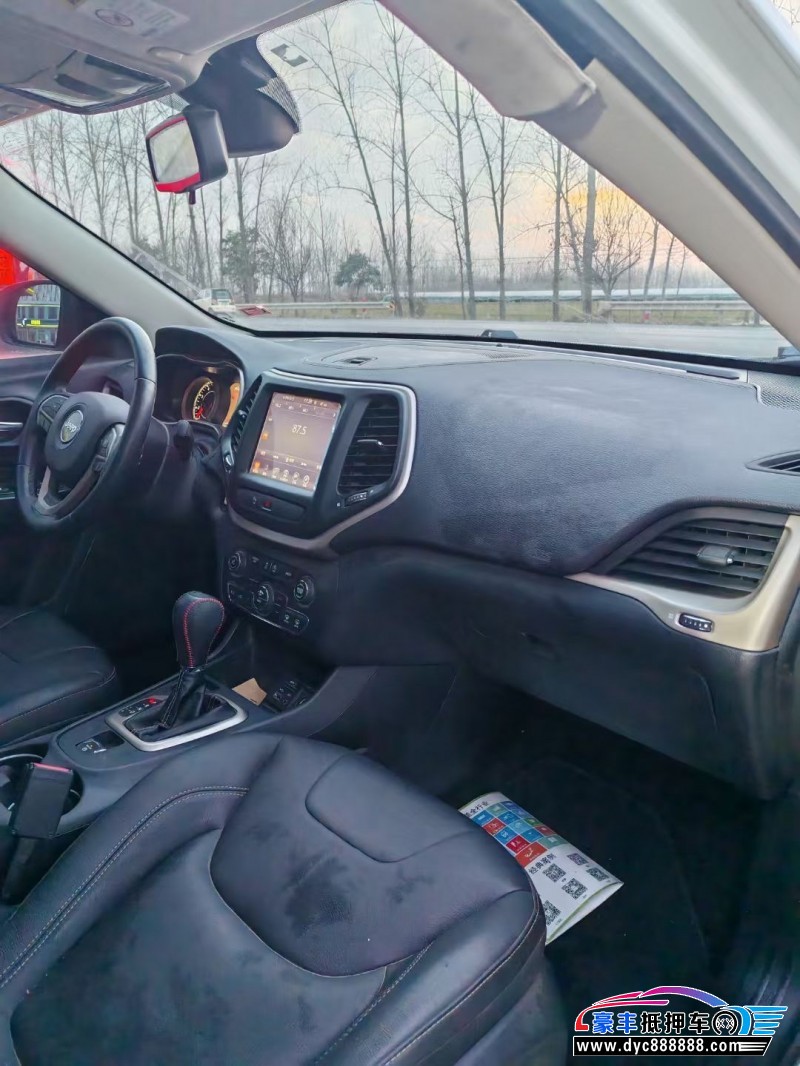 17年Jeep自由光轿车抵押车出售