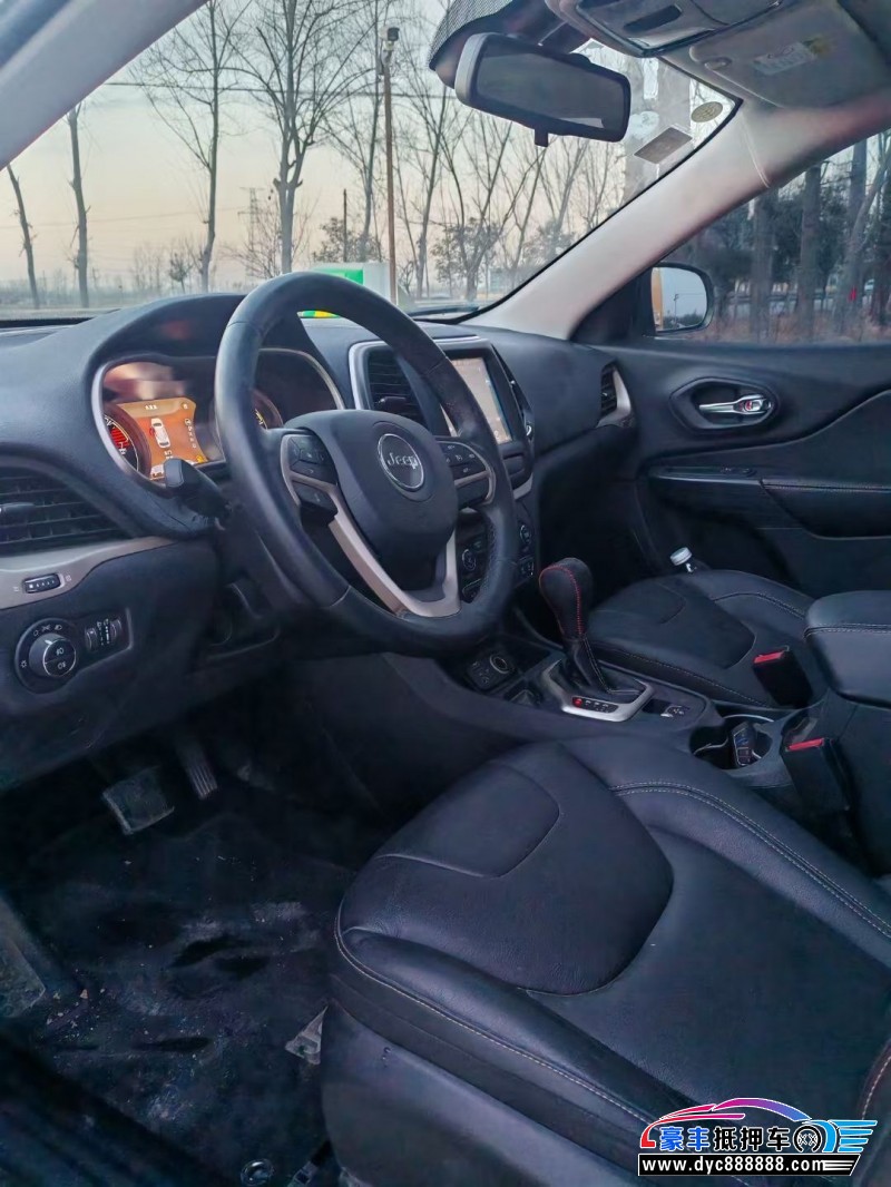 17年Jeep自由光轿车抵押车出售