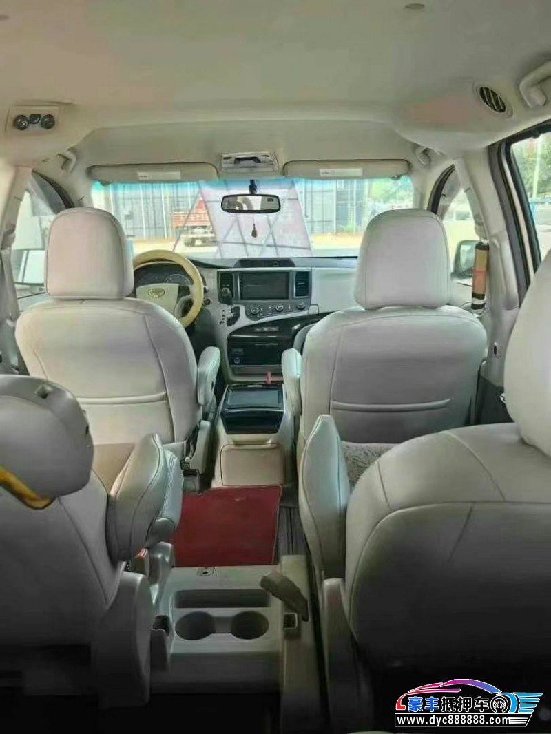 13年丰田塞纳轿车抵押车出售