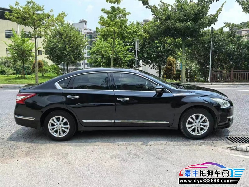 13年日产天籁轿车抵押车出售