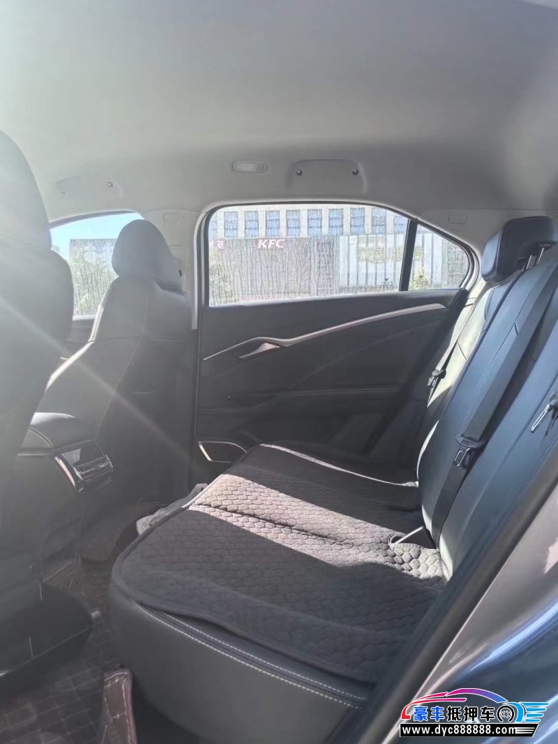 24年哪吒U轿车抵押车出售