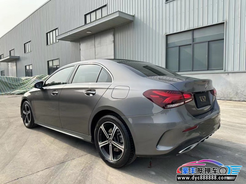 22年奔驰A轿车抵押车出售