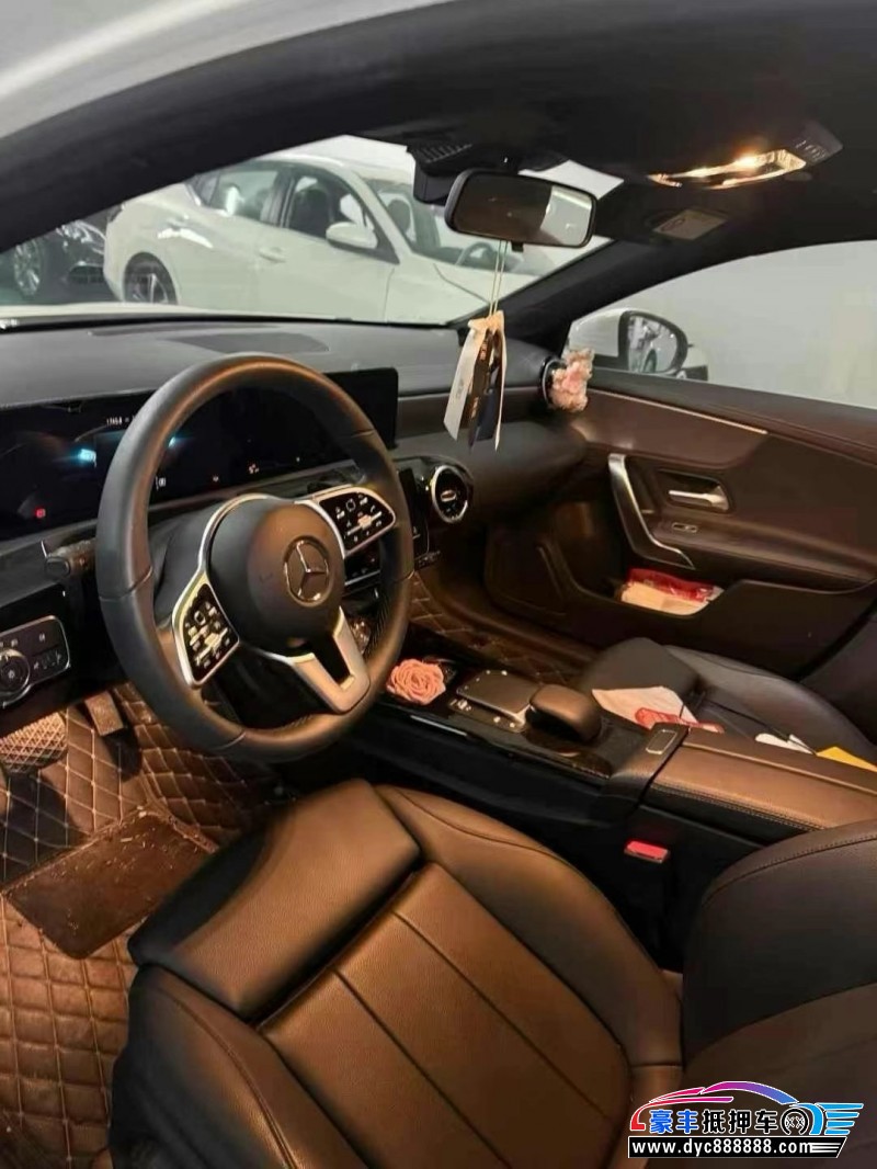 22年奔驰A轿车抵押车出售