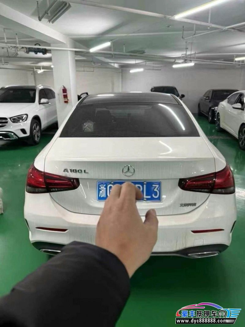 22年奔驰A轿车抵押车出售