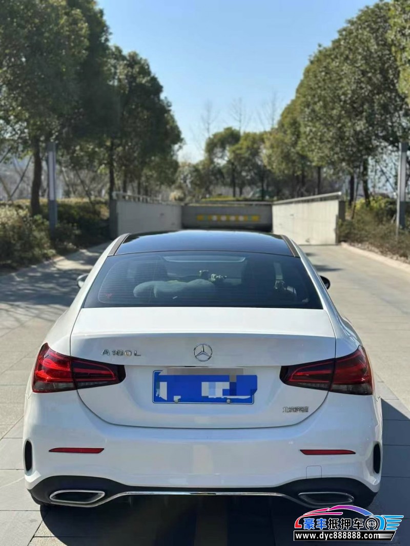 22年奔驰A轿车抵押车出售