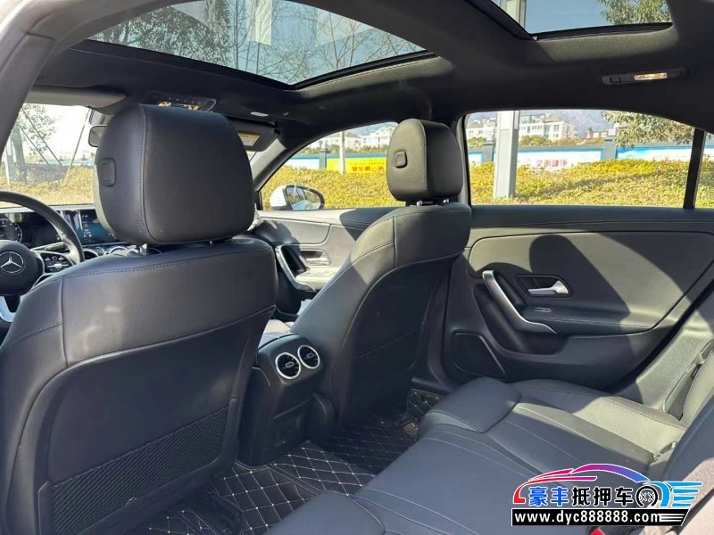 22年奔驰A轿车抵押车出售