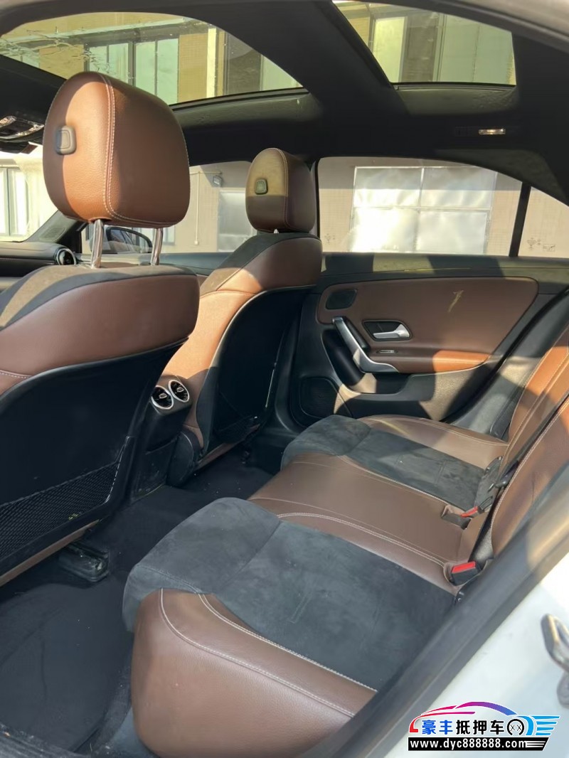 19年奔驰A轿车抵押车出售