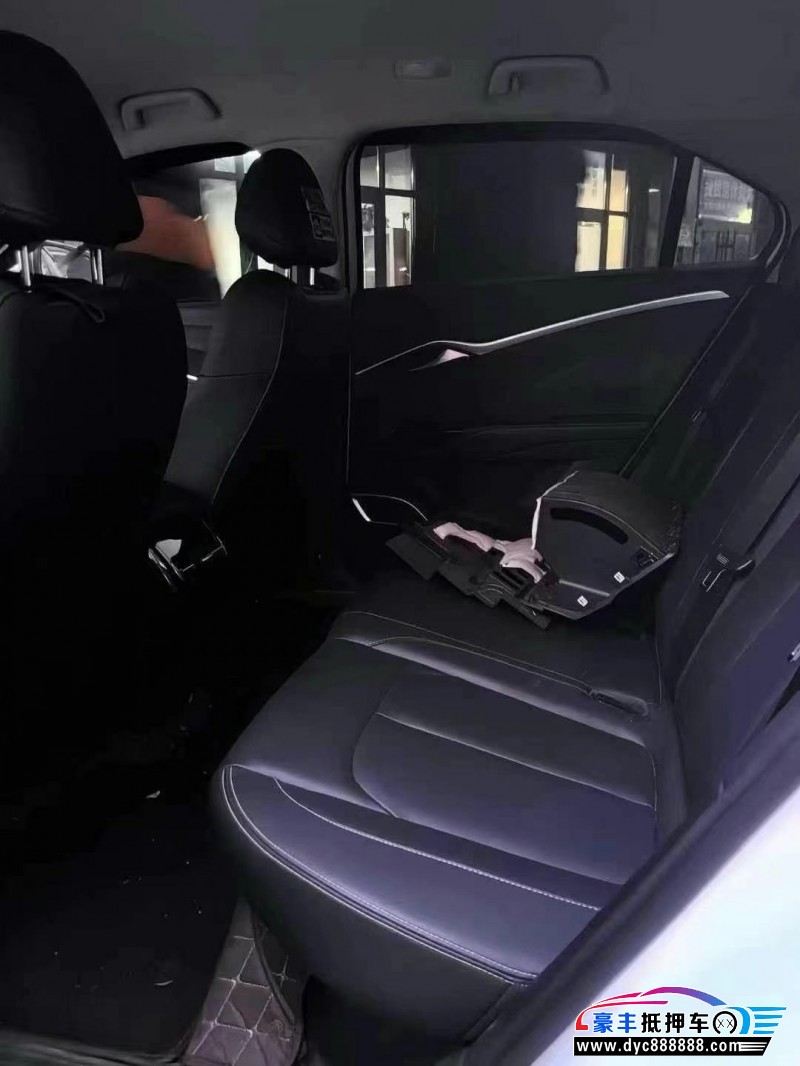 23年哪吒U轿车抵押车出售