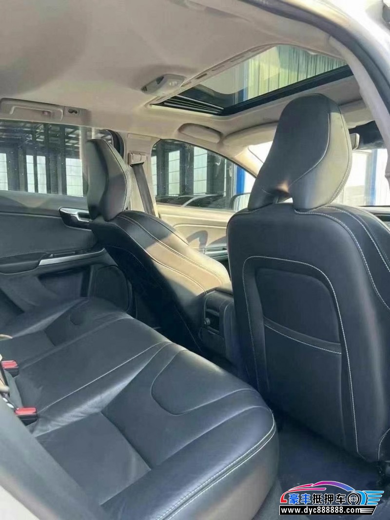 17年沃尔沃V60轿车抵押车出售