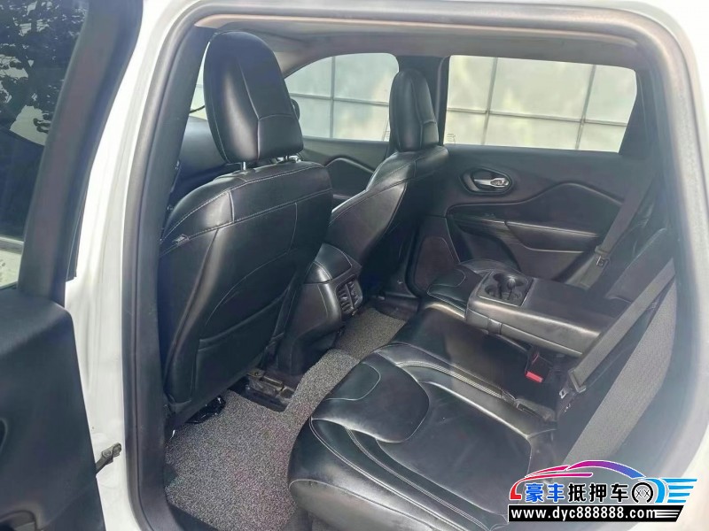 15年Jeep自由光轿车抵押车出售