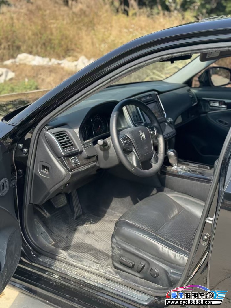 16年丰田皇冠轿车抵押车出售