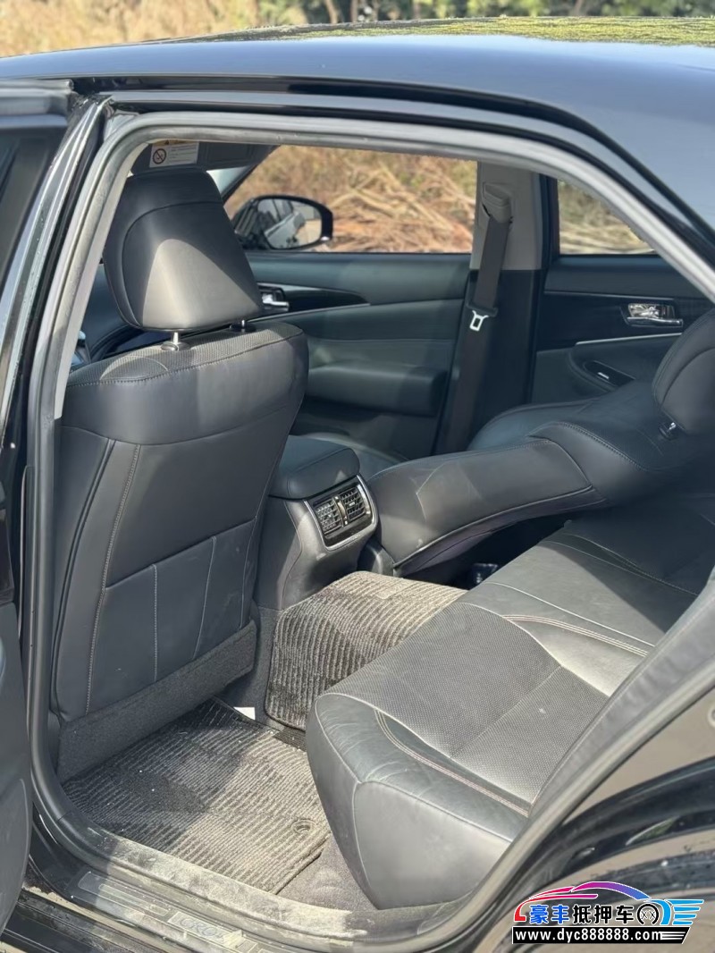 16年丰田皇冠轿车抵押车出售