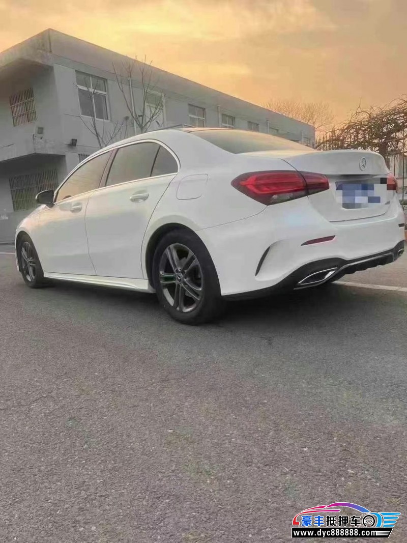 21年奔驰A轿车抵押车出售