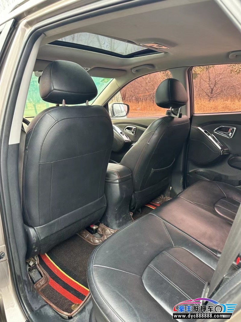 13年现代ix35轿车抵押车出售