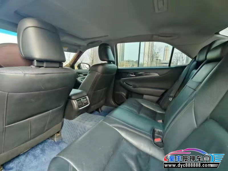 19年丰田皇冠轿车抵押车出售