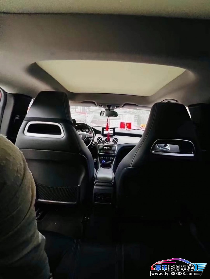 15年奔驰GLA轿车抵押车出售