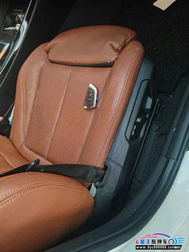 13年宝马1系轿车抵押车出售