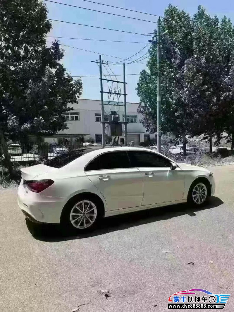 21年奔驰A轿车抵押车出售