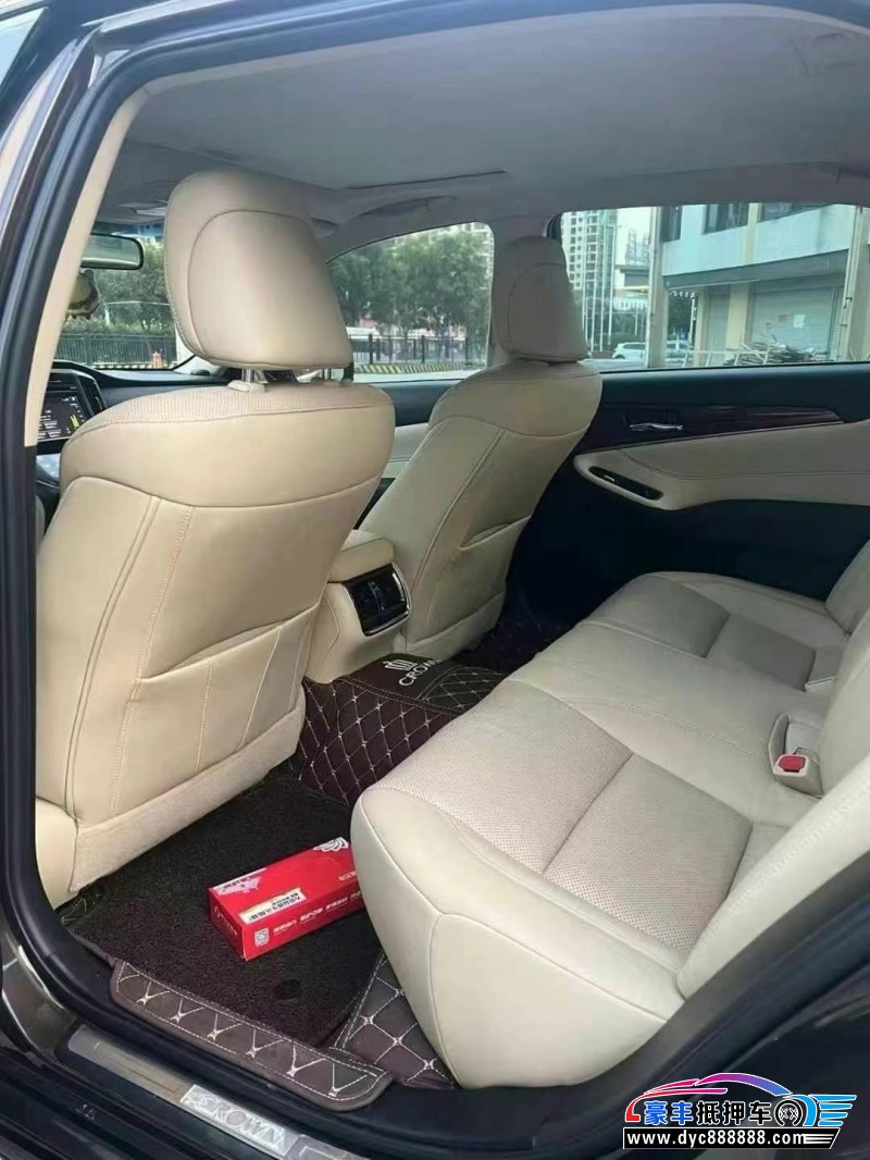 16年丰田皇冠轿车抵押车出售