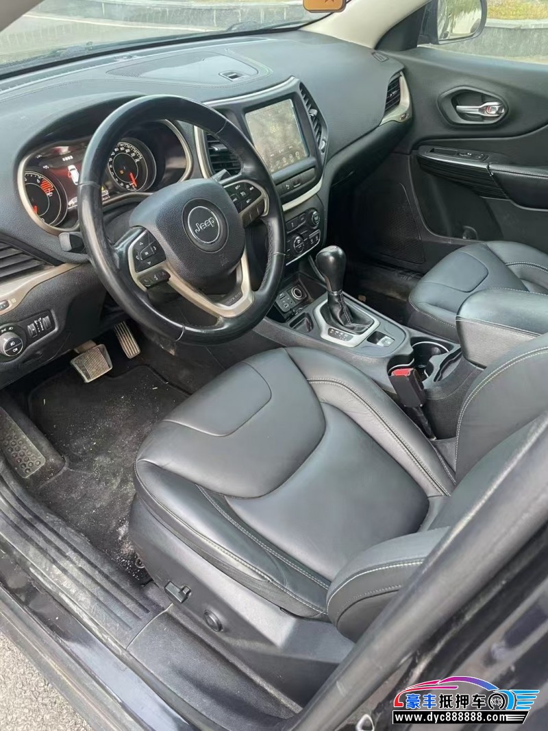 16年Jeep自由光轿车抵押车出售