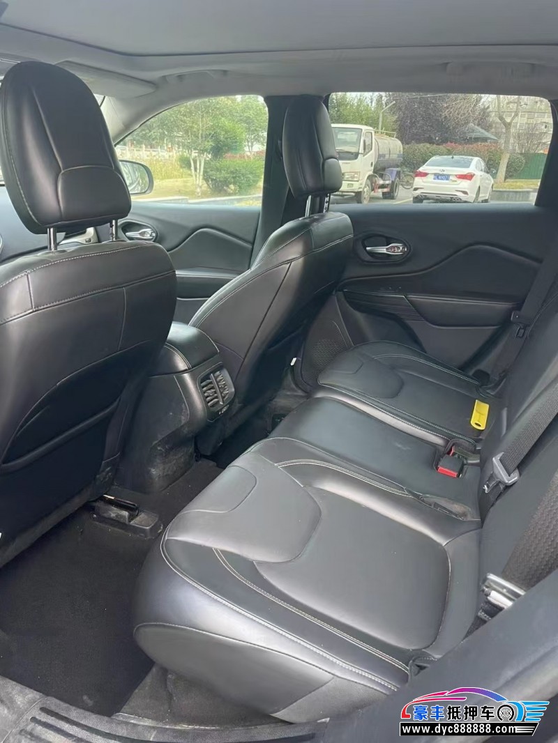 16年Jeep自由光轿车抵押车出售