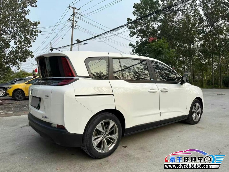 23年奔腾E05轿车抵押车出售