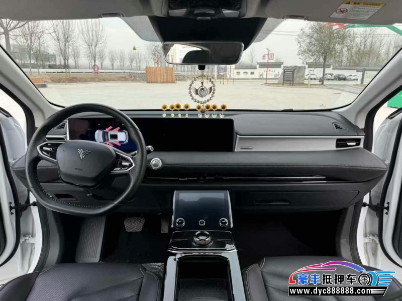 23年哪吒U轿车抵押车出售