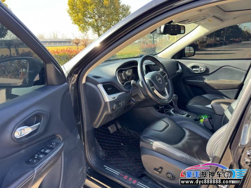 21年Jeep自由光轿车抵押车出售