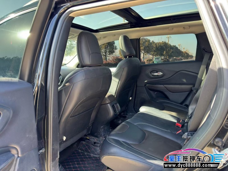 21年Jeep自由光轿车抵押车出售