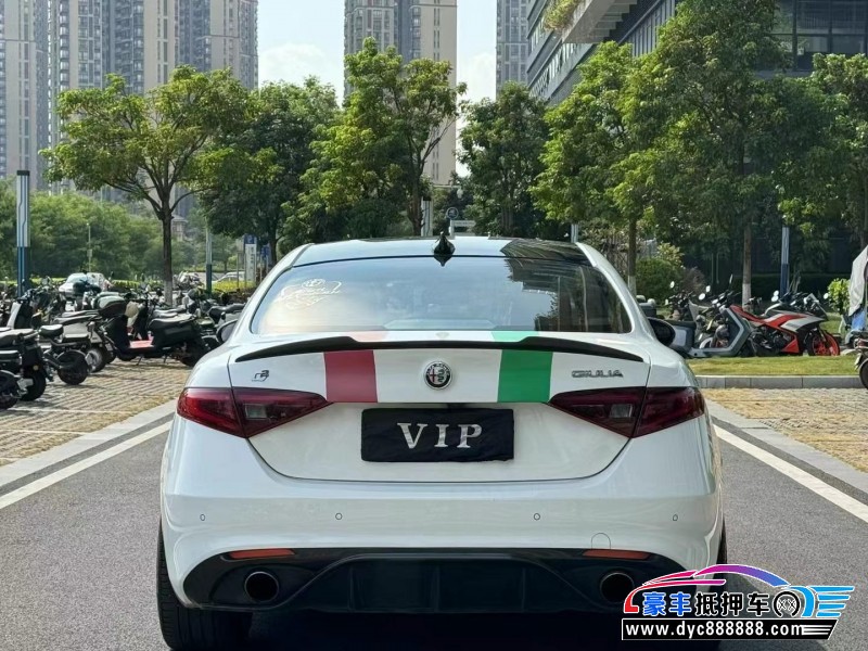 18年阿尔法·罗密欧Giulia轿车抵押车出售