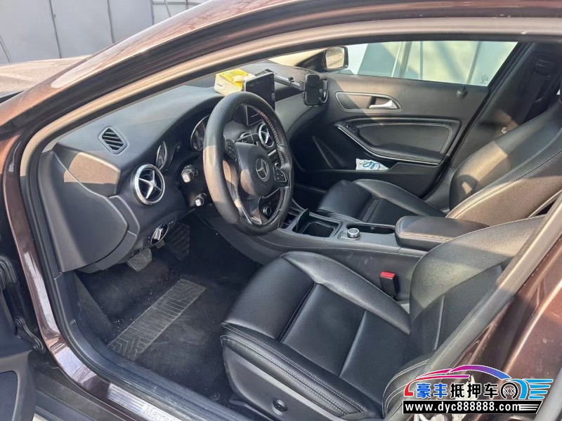 17年奔驰GLA轿车抵押车出售