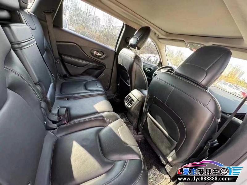 16年Jeep自由光轿车抵押车出售